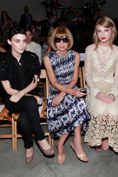 Tras el descubrimiento de Rooney, por su papel de Lisbeth Salander en la saga Millenium, la hemos podido ver codearse con personajes influyentes del mundo de la moda como Anna Wintour o compartir front row con Taylor Swift.