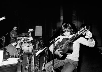 Joan Manel Serrat en el Teatro Coliseum Barcelona 1970 © Archivo Colita Fotografía