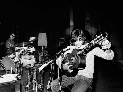 Joan Manel Serrat en el Teatro Coliseum Barcelona 1970 © Archivo Colita Fotografía