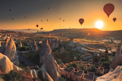 Globos al amanecer sobrevolando los valles de Göreme, en la Capadocia (Turquía). 