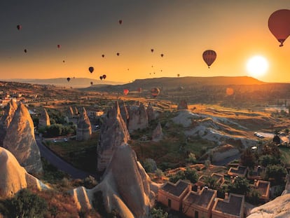 Globos al amanecer sobrevolando los valles de Göreme, en la Capadocia (Turquía).