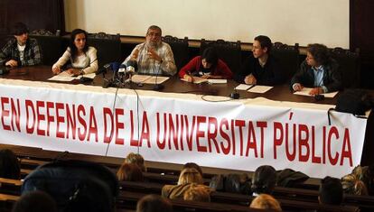 Representantes de la Plataforma en Defensa de la Universidad P&uacute;blica, ayer en Valencia.