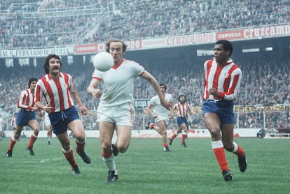 Scotta, entre Capón y Pereira en un Sevilla-Atlético de 1977.