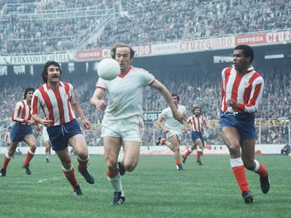 Scotta, entre Capón y Pereira en un Sevilla-Atlético de 1977.