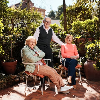 Desde la izquierda, Soledad, Ángel y Pilar Valdés en Chamartín.