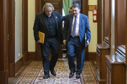 El portavoz del PNV, Aitor Esteban (izquierda), con el de ERC, Joan Tardà, este jueves a la salida de la junta de portavoces del Congreso.
