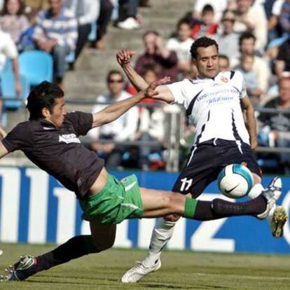 El defensa Garay, a la izquierda, se estira para cortar un avance de Juanfran.