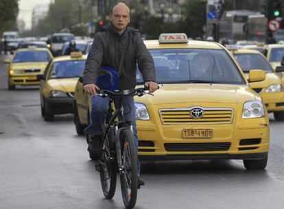 Bicicletas y taxis circulan por las calles de Atenas, ayer, durante la huelga del transporte público como protesta por las medidas de austeridad impuestas por el Gobierno griego.