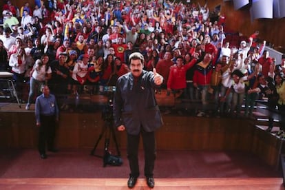 Nicol&aacute;s Maduro posa durante una reuni&oacute;n del PSUV en Caracas esta semana. 
 
 