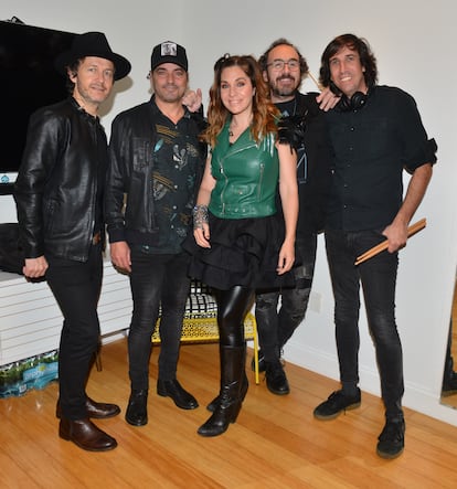 Pablo Benegas, Álvaro Fuentes, Leire Martínez, Xabier San Martín y Haritz Garde, antes de un concierto de La Oreja de Van Gogh en diciembre de 2022 en Miami. 