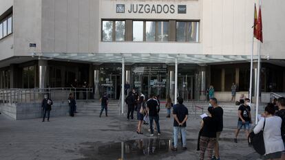 Colas en el aceso a los juzgados de Plaza de Castilla debido al protocolo por el coronavirus, a mediados de julio.