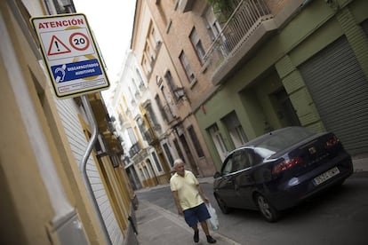 Vista de la calle Santiago, donde se ha colocado la señal de zona especialmente transitada por personas con discapacidad auditiva.