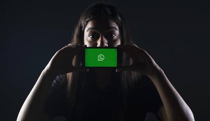 Chica con un móvil que tiene WhatsApp