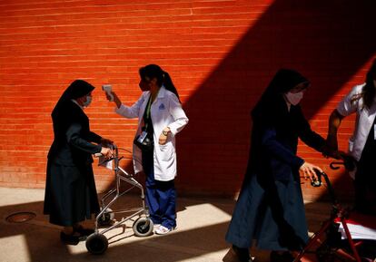 Una monja se somete a un control de temperatura antes de recibir la vacuna de AstraZeneca en Ciudad Juárez (México).
