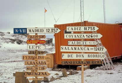 Carteles con distancias kilométricas desde la BAE Juan Carlos I a distintas localidades españolas.