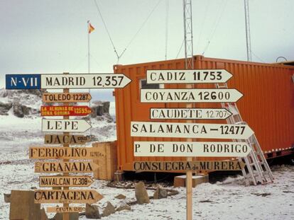 Carteles con distancias kilométricas desde la BAE Juan Carlos I a distintas localidades españolas.