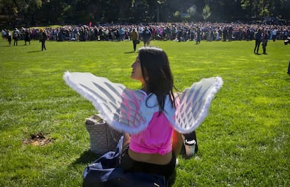 Una de las asistentes al homenaje, descansando sobre la hierba de Central Park.