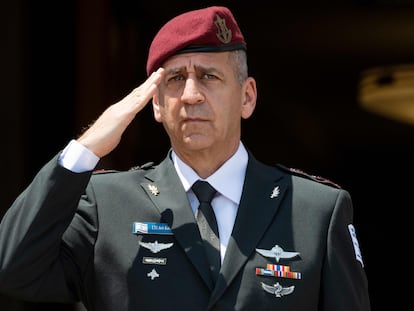El jefe del Ejército israelí, el general Aviv Kohavi, saluda durante una ceremonia celebrada en su honor en el Pentágono (Washington), en junio de 2021.