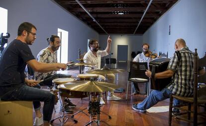 José Valencia (centro) y a su derecha Juan Requena, en un momento del ensayo de 'Bashavel'. 