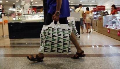 Un cliente con bolsas de El Corte Inglés en uno de los grandes almacenes que el grupo tiene en Madrid