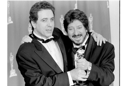 El director Fernando Trueba y el productor Andrés Vicente Gómez sostienen el Oscar obtenido por la película "Belle époque", en 1994.