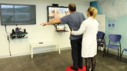 Un paciente juega al videojuego serio VirtualRehab, de Virtualware, que se comercializa con licencia de producto sanitario.
