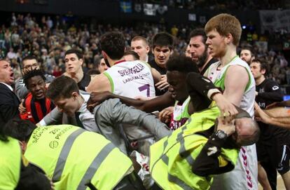 Jugadores del Bilbao Basket y del Laboral Kutxa Baskonia se enzarzan en una pelea al final del encuentro