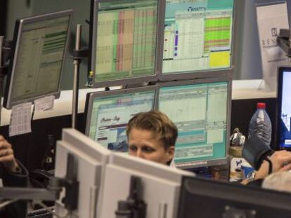 Corredores de bolsa observan los datos de la Bolsa en Fr&aacute;ncfort (Alemania).