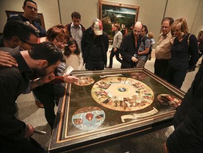 El cuadro &#039;Mesa de los pecados capitales&#039;, ayer rodeada de visitantes en el Museo del Prado.
