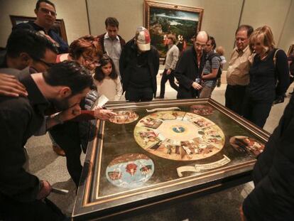 El cuadro 'Mesa de los pecados capitales', ayer rodeada de visitantes en el Museo del Prado.