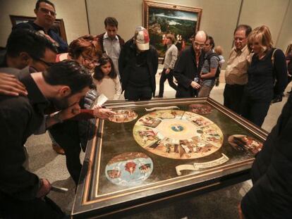 El cuadro &#039;Mesa de los pecados capitales&#039;, ayer rodeada de visitantes en el Museo del Prado.