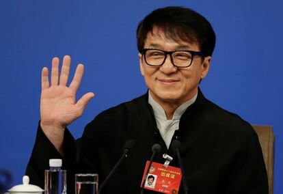 Jackie Chan ha logrado una fortuna de más de 130 millones de dólares, pero no piensa dejarle todo a su hijo Jaycee. “Si es capaz, él solo logrará hacer su propio dinero. Si no lo es, entonces estaría desperdiciando mi dinero”. Así que el actor ha pensado dejar su fortuna a organizaciones altruistas.