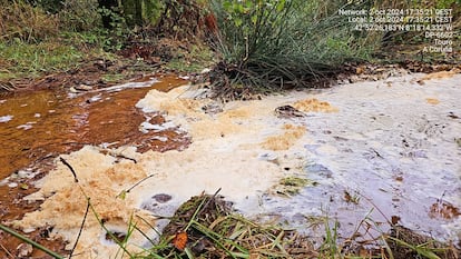 Aguas anaranjadas del río Barral, afluente del Ulla, que recibe vertidos de la mina de Touro, en una imagen de octubre pasado cedida por la plataforma vecinal contraria a la reapertura del yacimiento.