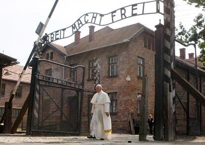 El papa Francisco recorre el campo de concentración nazi de Auschwitz (Polonia).