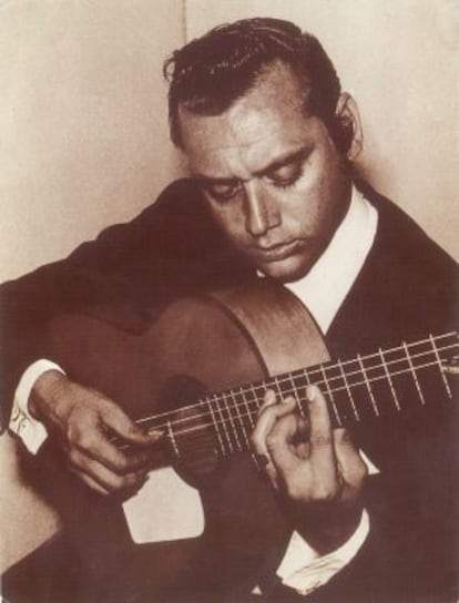 Una imagen de un joven Enrique Escudero a la guitarra. 