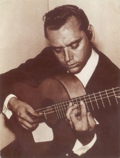 Una imagen de un joven Enrique Escudero a la guitarra.
