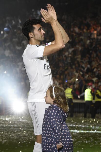 Álvaro Arbeloa, junto a su hija, se despide de los aficionados del Real Madrid en la celebración por el triunfo en la Copa de Europa. El jugador abandona el equipo madridista al abandonar la temporada.