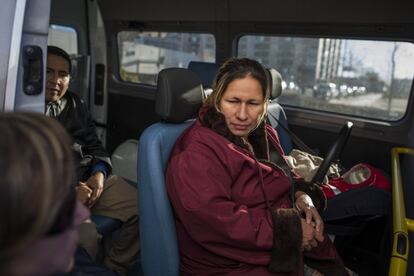 Wilson Ruilova y Cecilia Paredes, con el bebé a su izquierda, en la furgoneta del Samur Social que les ha trasladado a un hotel, donde pasarán unos días. Él trabajaba en la construcción como electricista y ella en trabajos ocasionales.