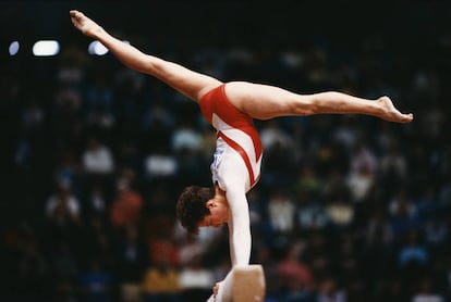 Yelena Shushunova compite en el Mundial de Rotterdam, en 1987.