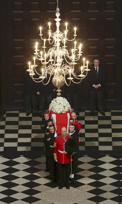 El ataúd con el cuerpo de la ex primera ministra británica Margaret Thatcher visto desde el interior en la Catedral de San Pablo en Londres.