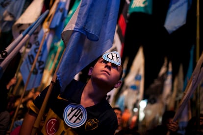 Un niño en una manifestación a favor de la expropiación de YPF, el 3 mayo de 2012 en Buenos Aires.