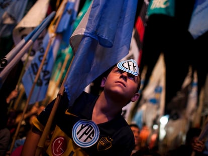 Un niño en una manifestación a favor de la expropiación de YPF, el 3 mayo de 2012 en Buenos Aires.