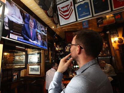 Un hombre ve la televisión en un bar de Dublín, el pasado 10 de octubre.