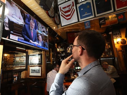 Un hombre ve la televisión en un bar de Dublín, el pasado 10 de octubre.