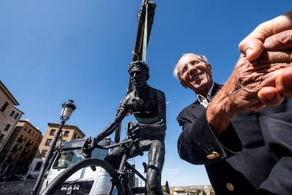 El exciclista toledano Federico Martín Bahamontes tras la recolocación de su escultura, que había sufrido actos vandálicos, en el paseo del Miradero de Toledo el año 2019. 