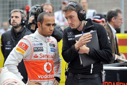 Hamilton dialoga con un miembro del equipo de McLaren antes del Gran Premio de Corea del Sur.