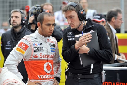 Hamilton dialoga con un miembro del equipo de McLaren antes del Gran Premio de Corea del Sur.