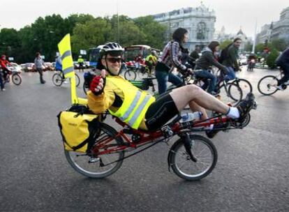 Un grupo de ciclistas se concentró ayer en Cibeles para protestar por la falta de vías para bicicletas.