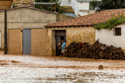En Buenache de Alarcón, en la provincia de Cuenca, varias personas se resguardaban de las inundaciones.  