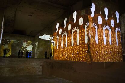 Imagem da obra 'Friso de Beethoven' de Klimt, projetada em uma das paredes das Carrieres de Lumieres, local que abrigará a instalação multimídia até janeiro de 2015.